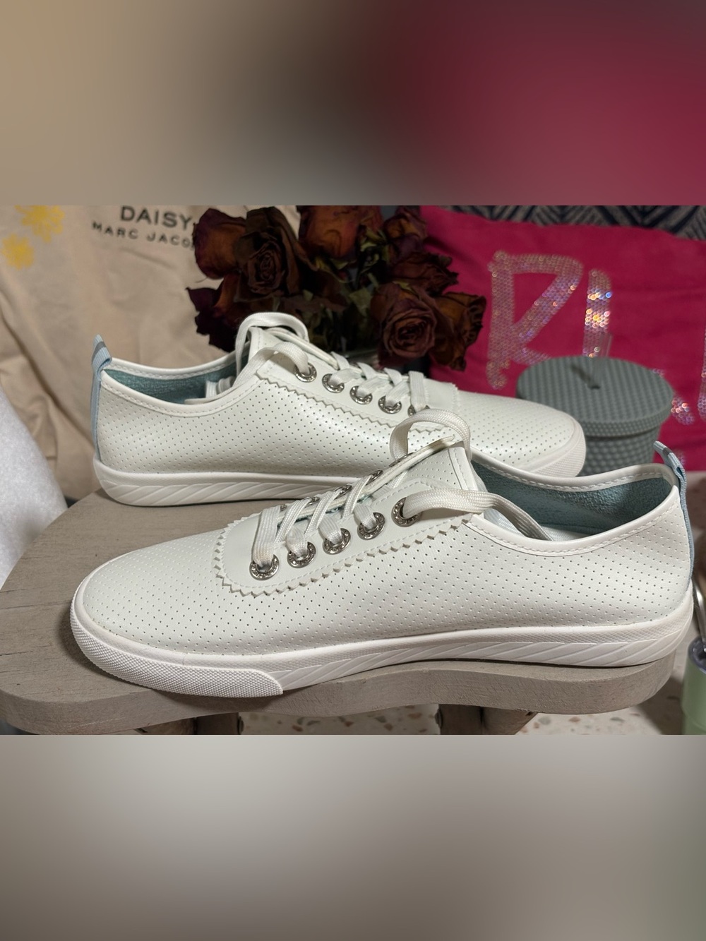 Tommy Bahama Womens Size 8 Sneakers White Synthetic Leather Lace Up Shoes